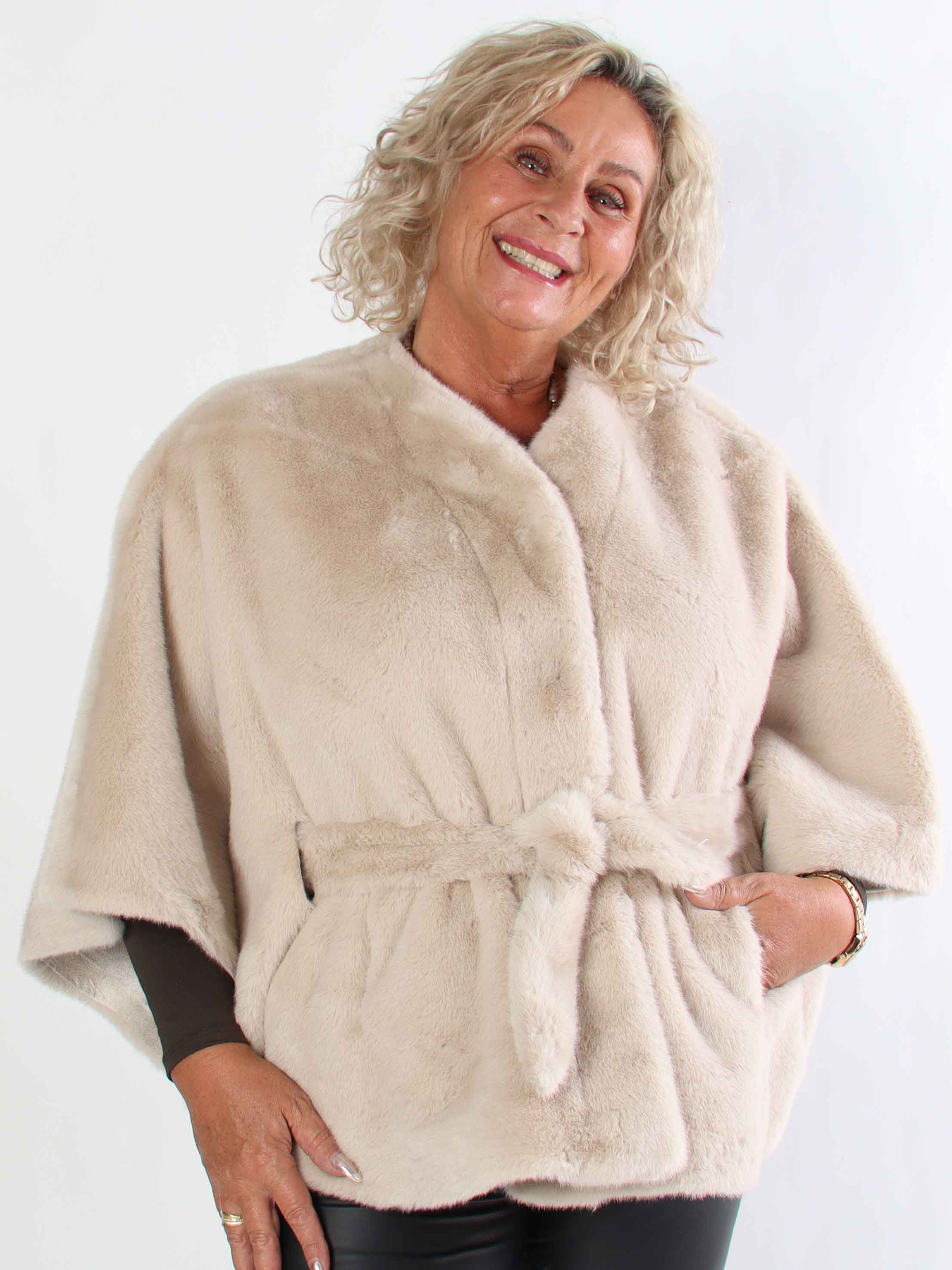 Barbara - Kort mjuk plus size fuskpäls kappa/jacka